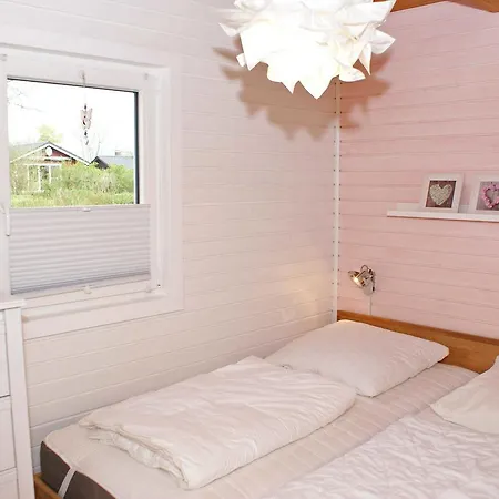 Blockhaus Mit Zaun Und Grossem Grundstuck Damp