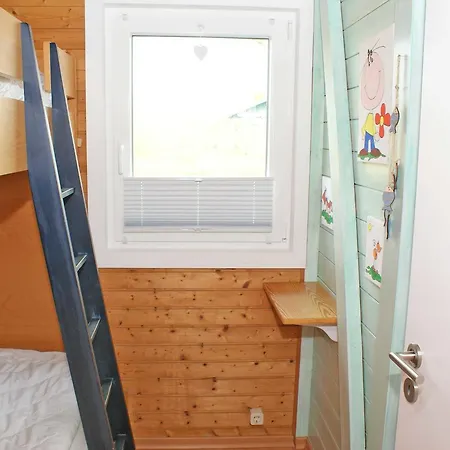 Blockhaus Mit Zaun Und Grossem Grundstuck Damp